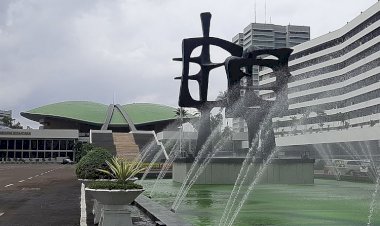 SI/APA (wakil) RAKYAT?   BADAN EKSEKUTIF MAHASISWA UI  dan/atau  POLITIKUS (gedung) DPRRI TERBAYANGKAN